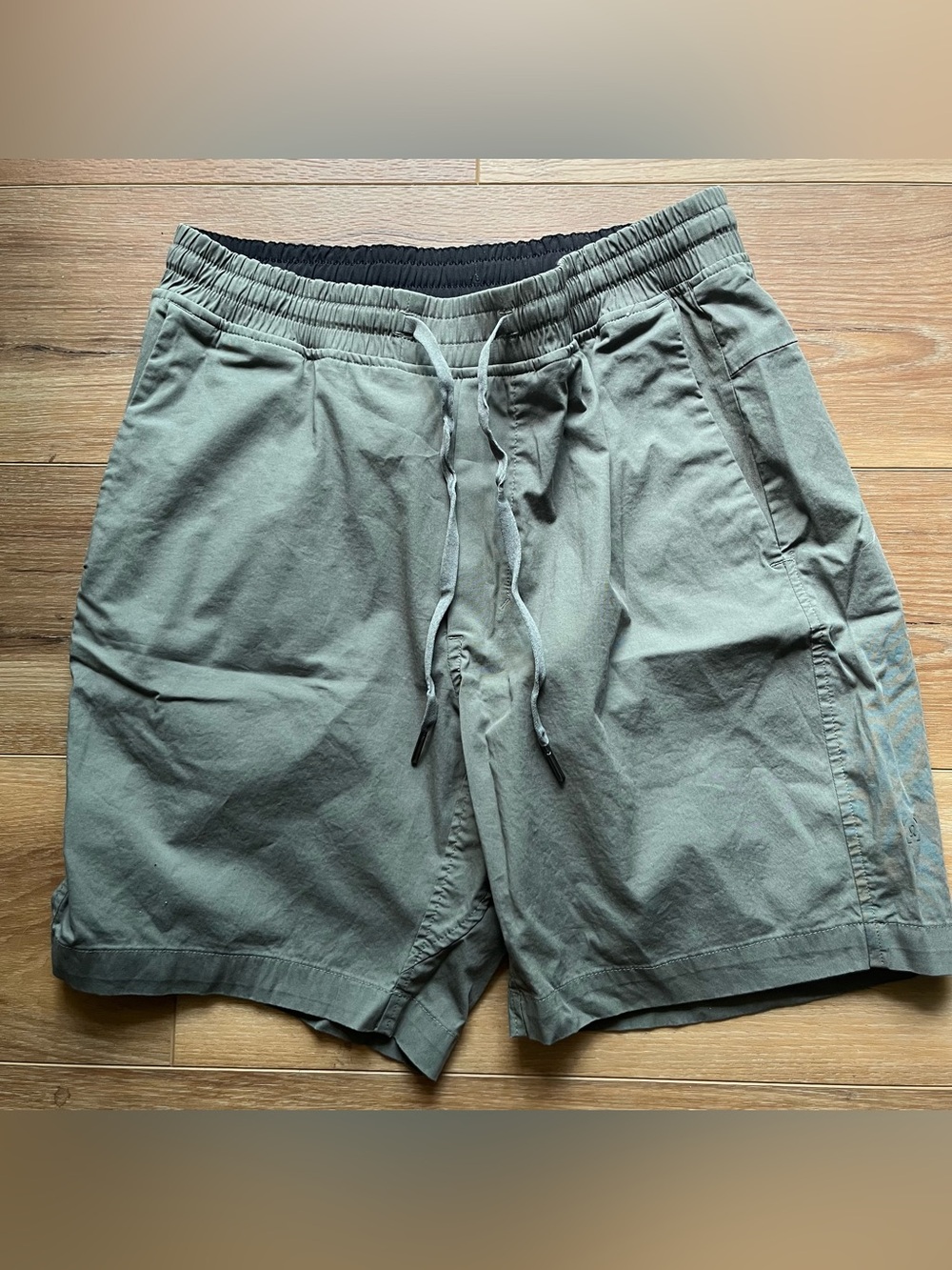 Lululemon Athletica M7AAPS Bowline greenish gray unlined athletic shorts Medium